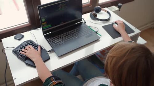 Nahaufnahme eines Kindes, das mit der Hand tippt, Computerspieler, Tastatur, Maus, Kind spielt Videospiel mit Laptop