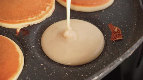 La pâte à crêpes est mise dans la poêle et cuite