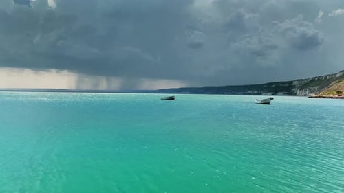 perfektes klares blaues türkisblaues Wasser und dramatisch Himmel mit Regenwolken im Hintergrund
