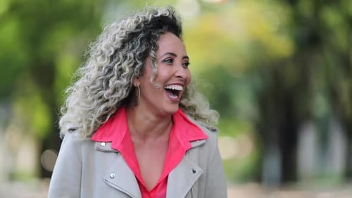 Femme dans la vraie vie, rire et sourire, authentique émotion heureuse naturelle