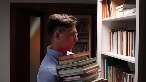 Bibliotecario organizando libros en la estantería de la biblioteca