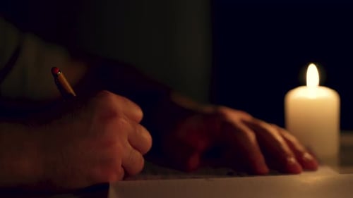 Filmreifer Mann, der nachts bei Kerzenschein Brief schreibt Nahaufnahme Unerkennbarer Mann