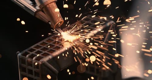 Laserschweißgerät. Aufgenommen mit einer Superzeitlupenkamera mit 1000 Bildern pro Sekunde. Das Laserschweißen wird in Nahaufnahme gezeigt