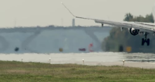 Plane Lands on Runway in Heavy Mirage Distortion