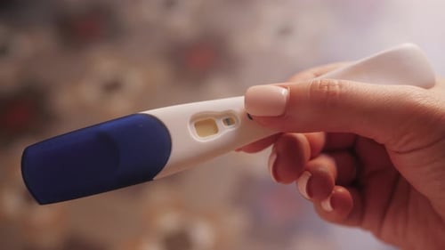 Frau mit ängstlichen Gefühlen Mädchen mit negativem Schwangerschaftstest Nahaufnahme von Händen, die eine Schwangerschaft halten