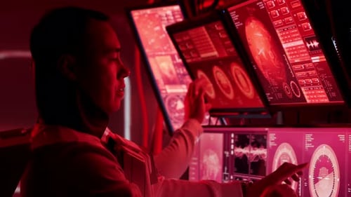 Team von Astronauten in Raumanzügen an Bord der Marsstation Eine Crew von Kosmonauten steuert die