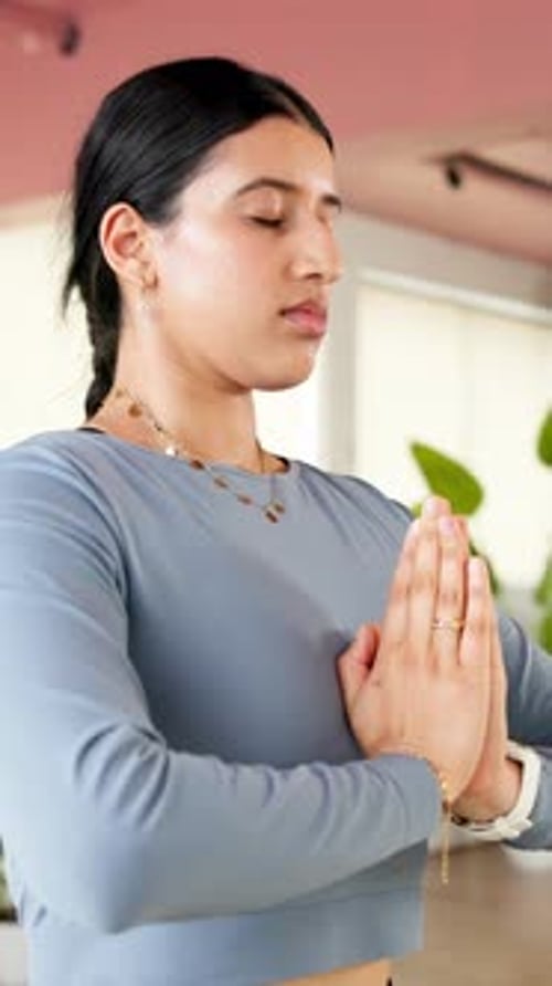 Yoga, Achtsamkeit und Frau im Studio mit Gebetshänden für Meditation, ganzheitliches Wohlbefinden