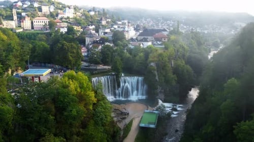 Images prises par drone de la cascade de Jajce au lever du soleil en Bosnie-Herzégovine. Vue aérienne de la ville