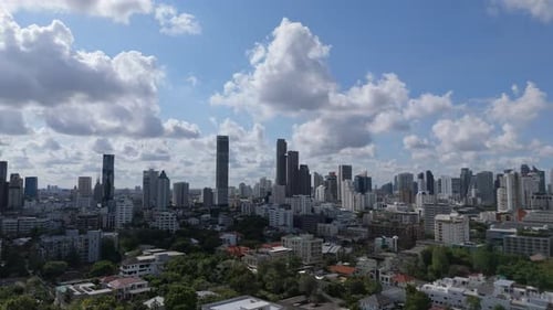 Explore a paisagem urbana em evolução de Bangkok com arquitetura e horizonte futuristas.