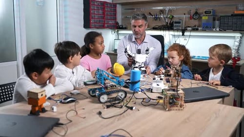 Gemischtrassige Kinder im Kurs für Robotiktechnik