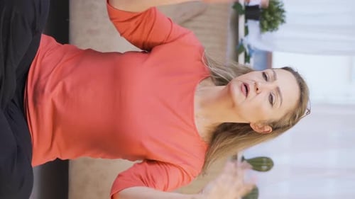 Vidéo verticale de La température élevée de l'air étouffe la femme.