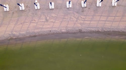 Luftaufnahme des türkisfarbenen Sandstrandes des Badeortes.