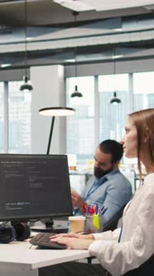 Compañeros de trabajo de Vertical Video Friendly que ayudan a los desarrolladores junior a codificar algoritmos de IA para depurar software