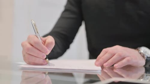 Nahaufnahme eines jungen Erwachsenen, der einen Brief schreibt
