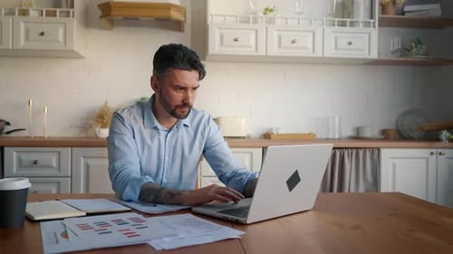 Empresario serio trabajando en casa Retrato de un adulto, pensativo, empresario, gerente, empresario