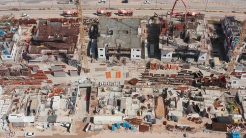 Imágenes aéreas de un gran complejo residencial durante las primeras etapas de la construcción