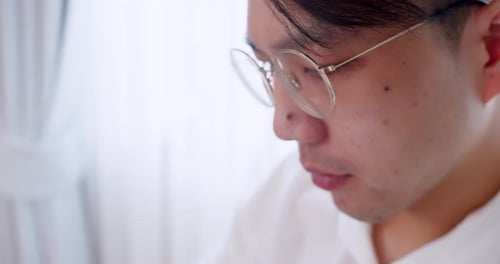 Nahaufnahme eines attraktiven jungen Hipster-Mannes mit Brille, der lacht, glücklich aussieht, selbstbewusst aussieht