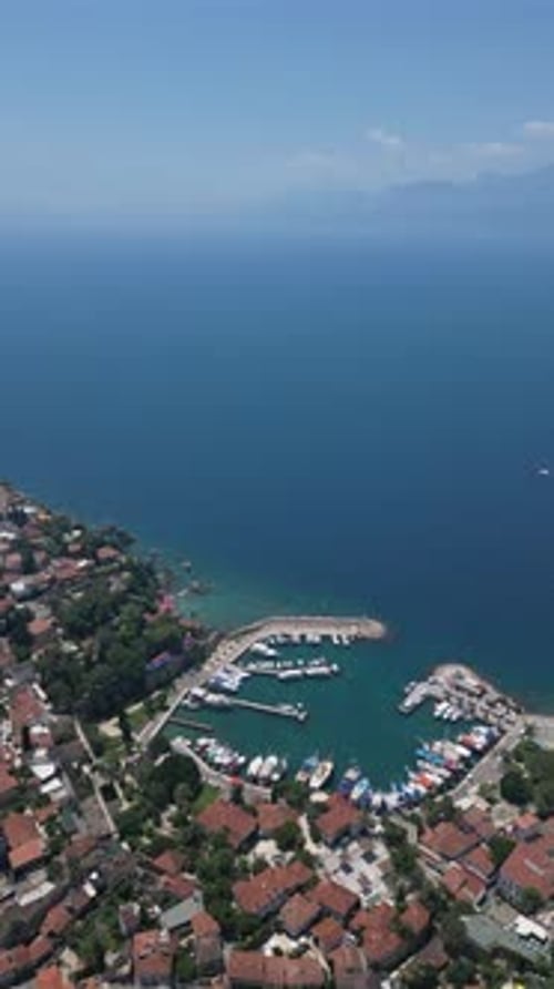 Luftbild hoch über der Küste und einem kleinen Yachthafen in der Stadt Antalya, Türkei