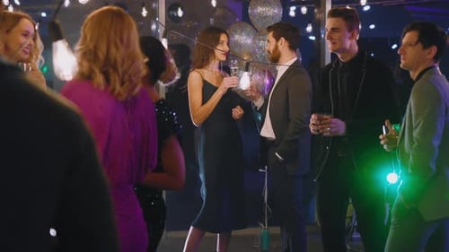 Grupo de atraentes Millennials comemorando o feriado de Ano Novo Colegas Corporativos se comunicando