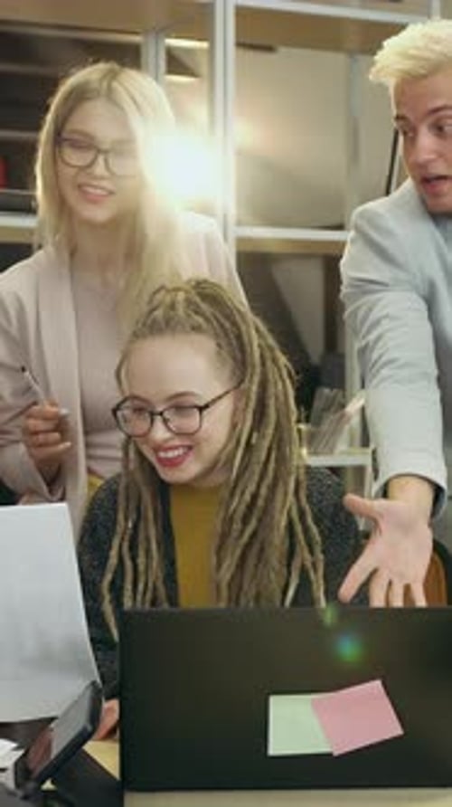 Vue de face d'adorables amis modernes intelligents et métisses satisfaits qui discutent de détails importants
