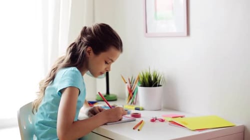 Menschen, Kinder, Kreativität und Kunstkonzept - Happy Girl Drawing At Home