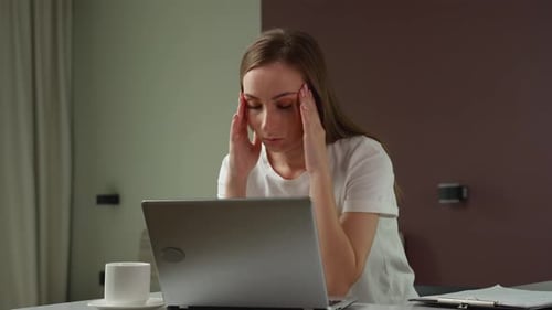 Femme d'affaires fatiguée, endormie et ennuyée de rester assise à son bureau pendant longtemps et à son bureau