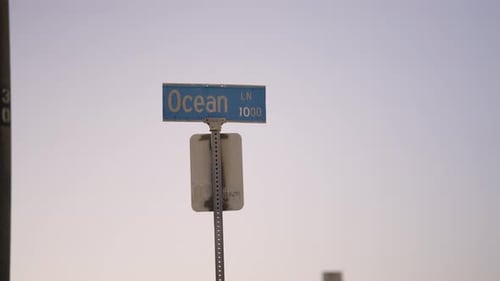 Panneau de rue Blue Ocean Lane au coucher du soleil aux États-Unis