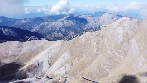 Descubriendo la belleza de las montañas de Grecia desde arriba | Cordillera del monte Taigeto en el Peloponeso | A Vis