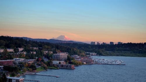 Quartier de Seattle avec le mont Rainier en arrière-plan par Drone aérien