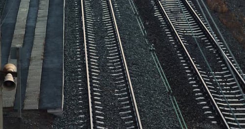 Bahngleise Die Kamera bewegt sich entlang der Gleise und lenkt den Blick zum Horizont