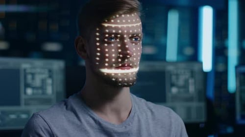 Ein gutaussehender junger kaukasischer Mann wird durch ein biometrisches Gesichtserkennungs-Scanverfahren identifiziert. Futuri