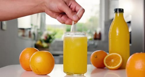 Alimentation, jus d'orange ou personne en cuisine avec de la paille, des antioxydants ou des vitamines le matin