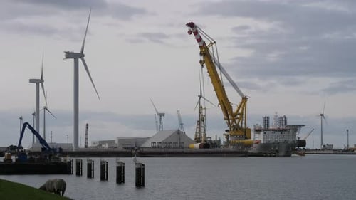 Industriefabrik für Windturbinen in den Niederlanden, Kran im Geschäft