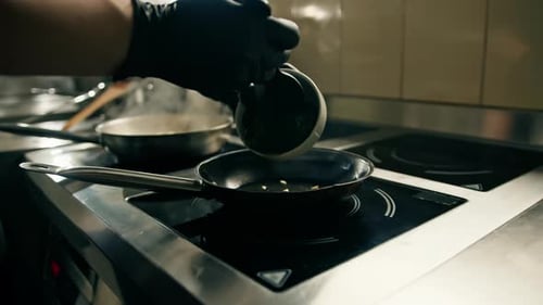 Cuisine professionnelle dans le restaurant de l'hôtel, gros plan du chef préparant des épinards sur une poêle