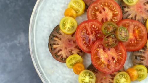 Geschnittene Tomaten von oben. Rotierender Teller mit gesunden Bio-Tomaten, gesund, vegetarisch, vegan, roh