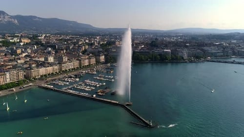 Kreisförmiger Drohnenumlauf um den Jet d'Eau mit historischer Bootsfahrt