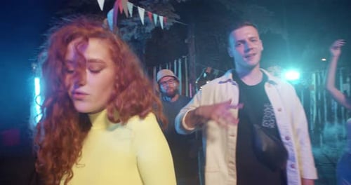 Lustige Gruppe gemischtrassiger Freunde, die tanzen und genießen den Blick in die Kamera. Am besten trinken sie Alkohol