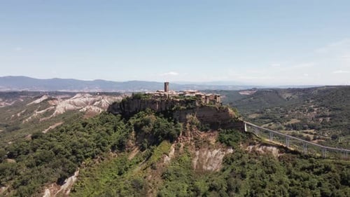 Images prises par drone de l'ancien village de Civita di Bagnoregio, également connu sous le nom de « La ville mourante », à Ita