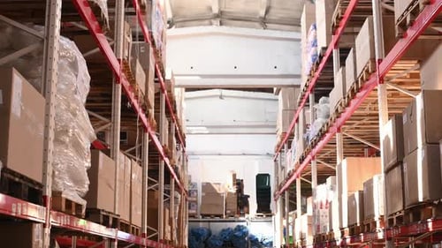 Vue de l'entrepôt avec de nombreuses boîtes contenant des produits