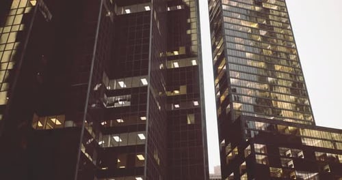 Los rascacielos modernos reflejan la luz dorada del sol en un entorno urbano vibrante