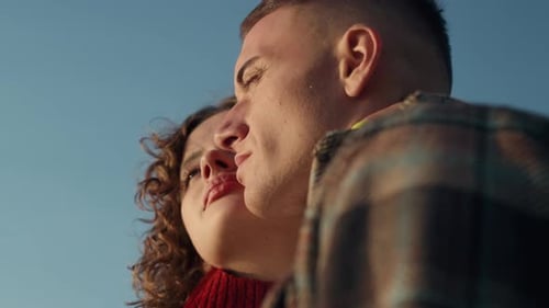 Retrato de pareja romántica de pie en la playa. Mujer y hombre felices posando