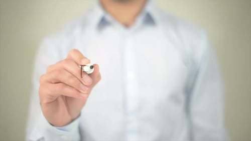 Trouvez-vous un homme écrivant sur un écran transparent