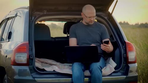 Gerente sério, chefe de roupas casuais, CEO da empresa líder, ocupado com um projeto on-line, Startup Man