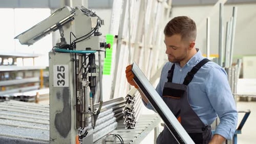 Porträt eines Handwerkers bei der Arbeit in einer Fensterfabrik
