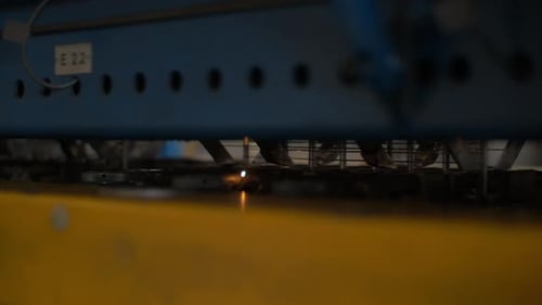 Détail métallique de soudage de machines industrielles en usine. Machine à souder pour le traitement de structures métalliques