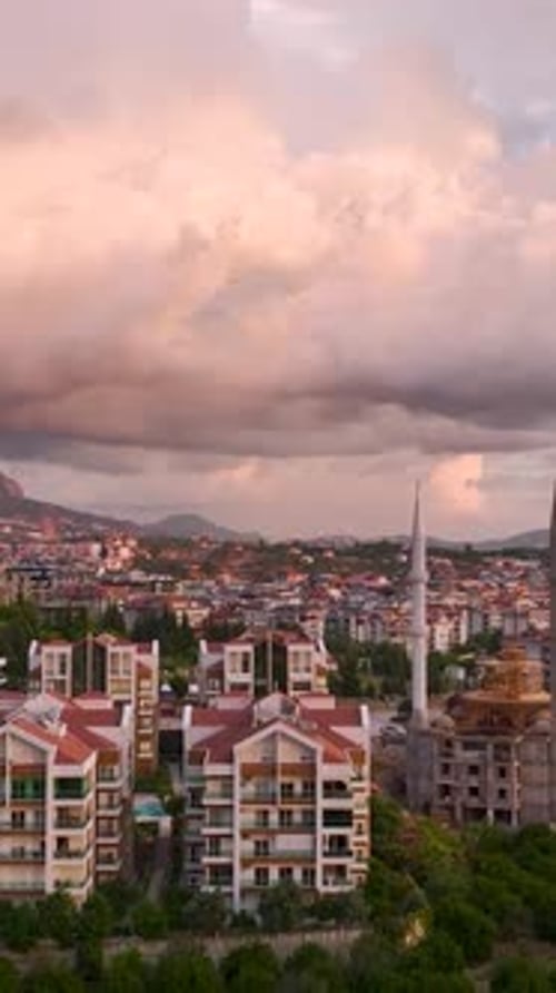 Vidéo verticale : Coucher de soleil de la ville côtière, vues aériennes au crépuscule