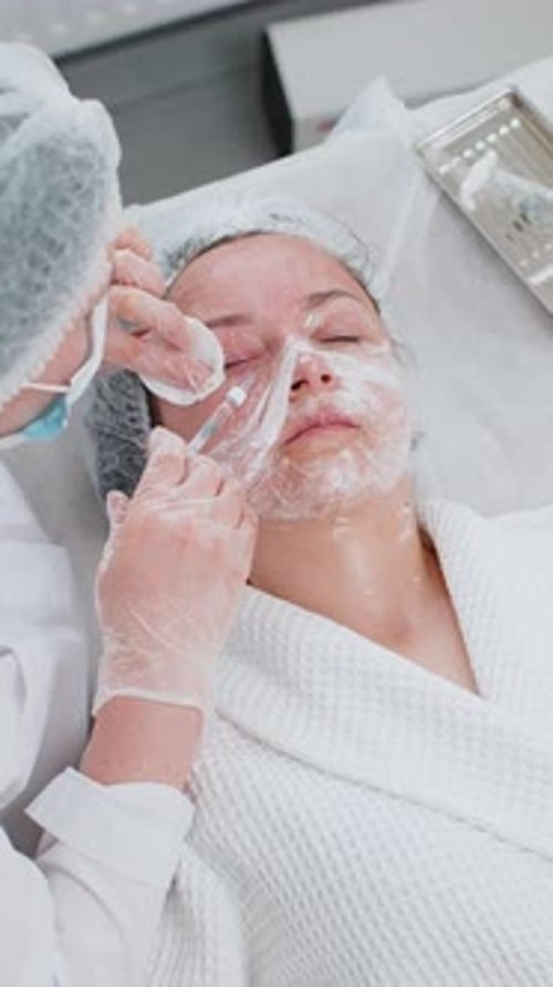 Kosmetikerin macht junge Frau Schönheit Anti-Aging-Injektionen Biorevitalisierung Gesichts-Augen-Mesotherapie