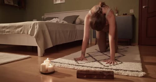 Corpo feminino esticando o corpo em pose estendida de criança