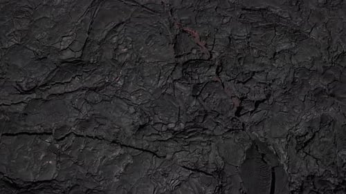 Scharfe und rissige Vulkangesteine von tiefschwarzer und grauer Farbe.
Ort: Big Island, Hawaii 4K roh