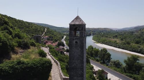 Uhrturm Počitelj mit Blick auf den Fluss Neretva, Bosnien. Luftpanorama